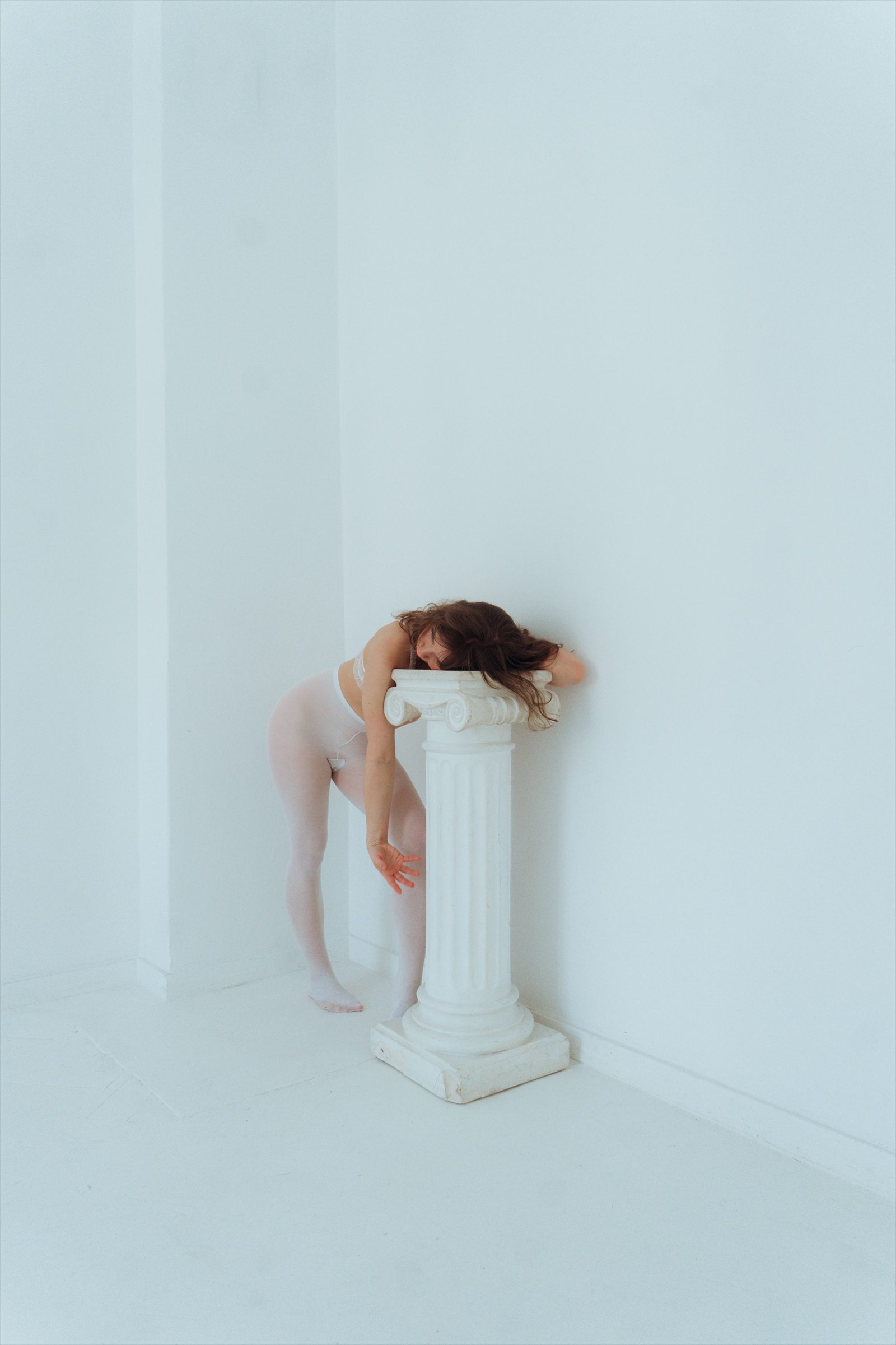 Minimalistyczny portret w jasnym wnętrzu