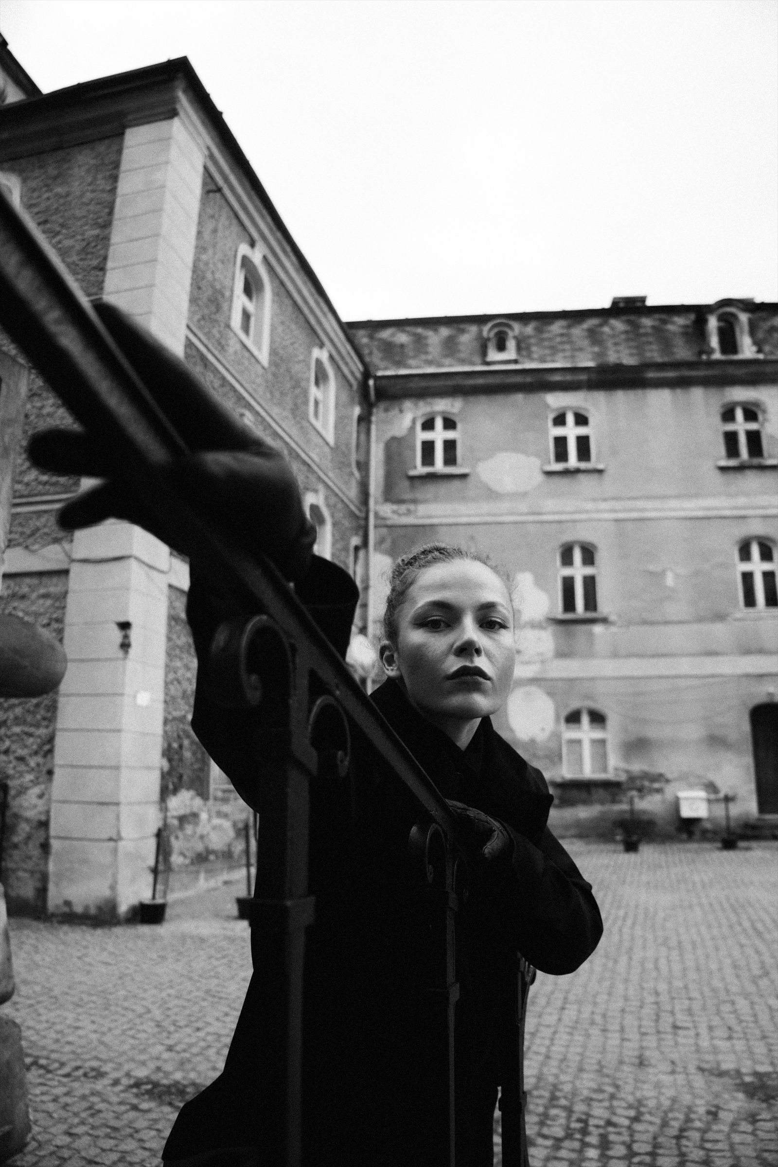 Czarno-biały portret fashion w miejskim dziedzińcu