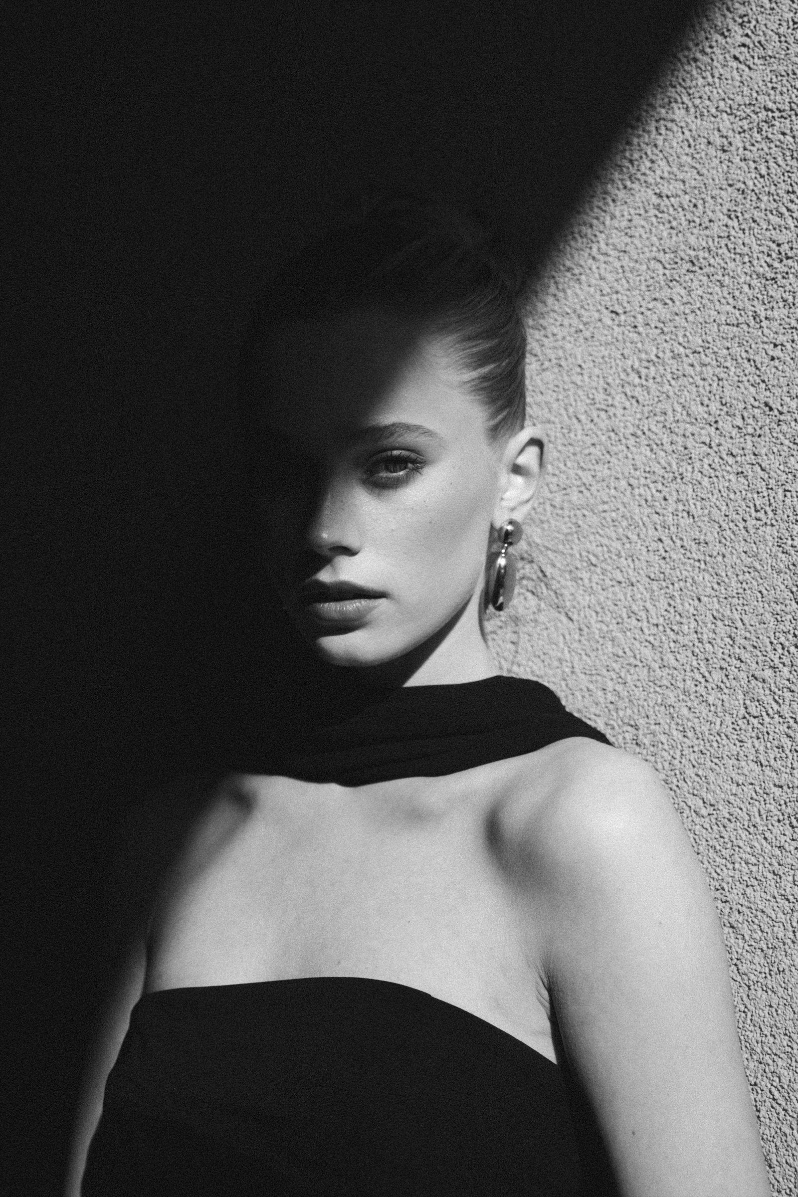 Czarno-biały portret beauty z ostrym światłem i cieniem