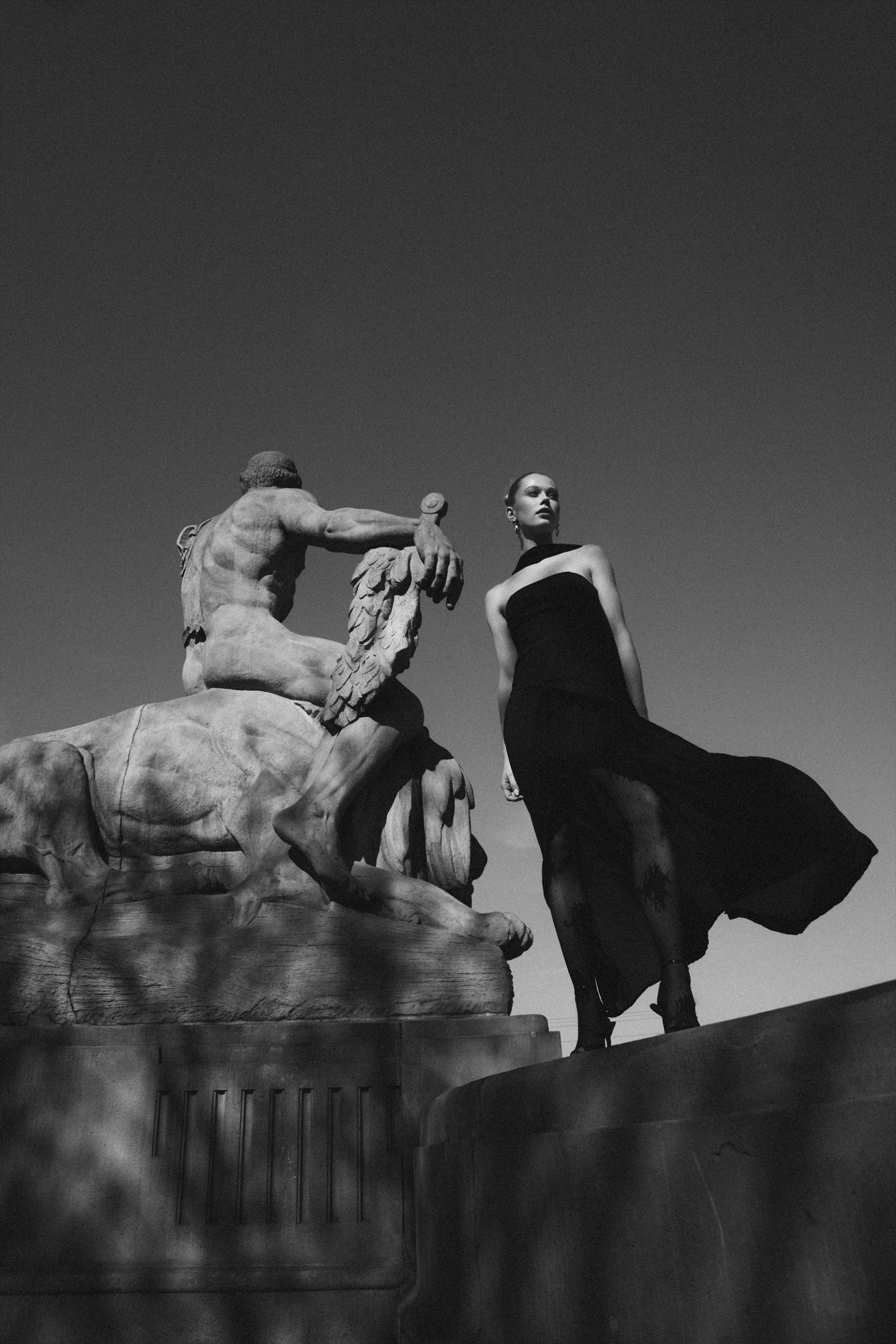 Edytorialowy portret przy monumentalnej rzeźbie